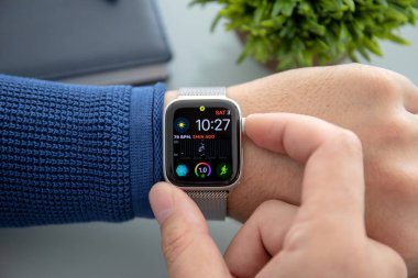Aluşta, Rusya - 3 Kasım 2018: Adam eliyle Apple Watch serisi 4 masanın üzerinde. Apple Watch oluşturuldu ve Apple Inc tarafından geliştirildi.