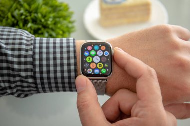 Aluşta, Rusya - 6 Kasım 2018: Adam eliyle Apple Watch serisi 4 masanın üzerinde. Apple Watch oluşturuldu ve Apple Inc tarafından geliştirildi.