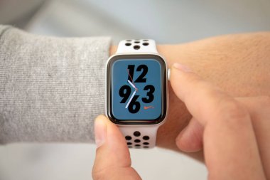 Aluşta, Rusya - 6 Kasım 2018: Adam eliyle Apple Watch serisi 4 ile Nike seyretmek yüz üstünde belgili tanımlık perde. Apple Watch oluşturuldu ve Apple Inc tarafından geliştirildi.