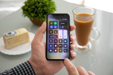 Aluşta, Rusya - 6 Kasım 2018: Ana ekran kontrol merkezi ile iphone X tutan adam el. iPhone 10 oluşturuldu ve Apple Inc tarafından geliştirildi.