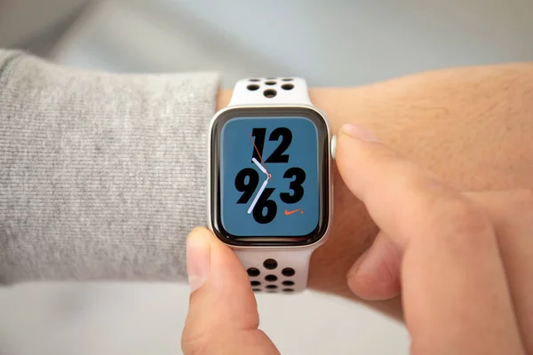 アルシタにある ロシア連邦 2018 Apple Watch シリーズ ナイキ時計の顔で画面上の男の手 Apple Watch は作成され — ストック写真