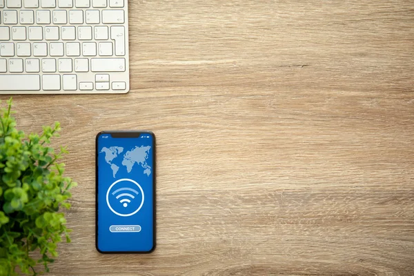 Telefon Med App Wifi Forbinde Skærmen Træbord Med Tastatur - Stock-foto