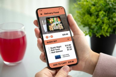 bir yaz kafede ekrandaki telefon app teslim gıda ile tutan eller