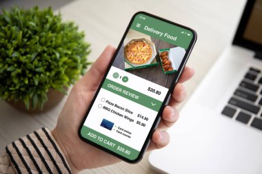 tablonun üst kısmındaki ofiste ekranda dokunmatik telefon app teslim gıda ile tutarak el