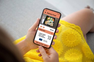 sarı elbiseli telefon app teslim gıda ile ekranda tutan eller