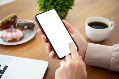 ofiste telefon ile izole perde tablosunun üstünde tutan eller