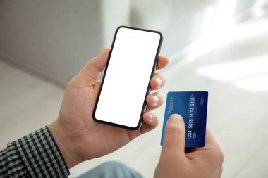 telefon ile izole perde ve bir kredi kartı holding erkek eller