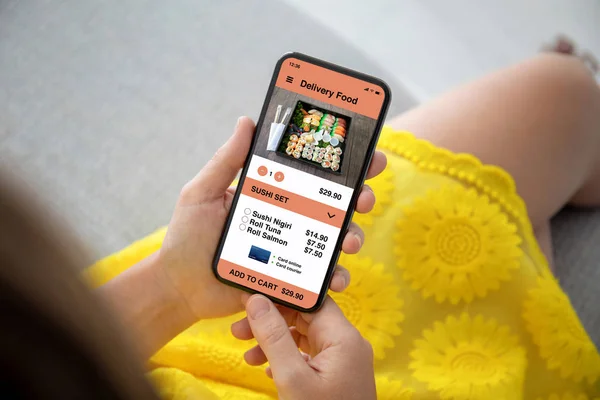 Vrouwelijke Handen Gele Jurk Telefoon Met App Levering Voedsel Houden — Stockfoto