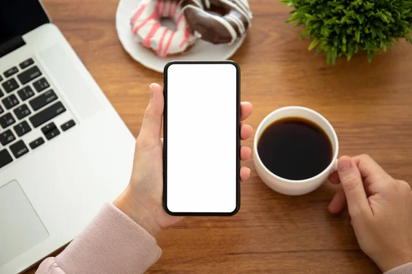 Kvinnliga Händer Håller Telefonen Med Isolerade Skärm Ovanför Tabellen Kontoret — Stockfoto