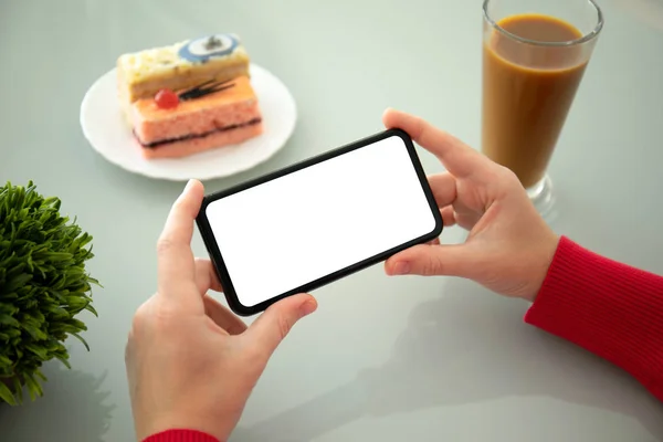 Mani Femminili Che Tengono Telefono Con Schermo Isolato Sopra Tavolo — Foto Stock