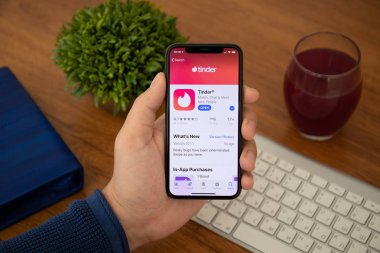 Aluşta, Rusya - 4 Kasım 2018: sosyal ağ hizmeti KAV üstünde belgili tanımlık perde ile iphone X tutan adam el. iPhone 10 oluşturuldu ve Apple Inc tarafından geliştirildi.