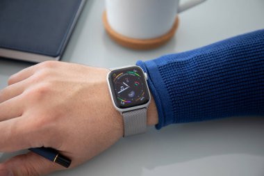 Aluşta, Rusya - 3 Kasım 2018: Adam eliyle Apple Watch serisi 4 masanın üzerinde. Apple Watch oluşturuldu ve Apple Inc tarafından geliştirildi.