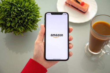 Aluşta, Rusya - 6 Kasım 2018: Internet Servisi Amazon üstünde belgili tanımlık perde alışveriş ile iphone X tutan kadın. iPhone 10 oluşturuldu ve Apple Inc tarafından geliştirildi.
