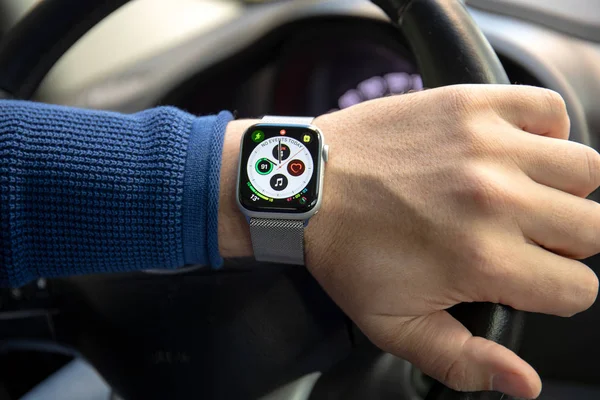 アルシタにある ロシア連邦 2018 Apple Watch シリーズ 画面上のアプリ アイコンが付いている車で男の手 Apple Watch — ストック写真