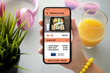 kulaklık gözlük ve suyu ile ekrandaki telefon app teslim gıda ile tutarak el
