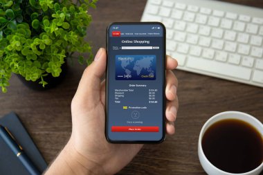 adam el telefon app online üstünde belgili tanımlık perde ofiste tabloda üzerinden alışveriş ile tutarak