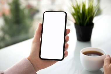 telefon ile izole perde bir yaz kafede tutan eller