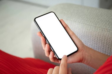 Kırmızı elbiseli telefon ile izole perde tutan eller