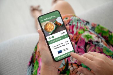 renkli elbise üstünde belgili tanımlık perde telefon app teslim gıda ile tutarak ellerinde kadınlar