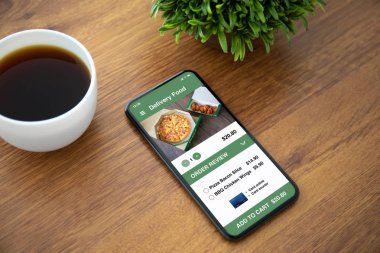 dokunmatik telefon app teslim gıda ofiste masa üstünde belgili tanımlık perde ile