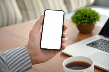 tablonun üst kısmındaki izole ekranlı telefon ofiste holding erkek eller