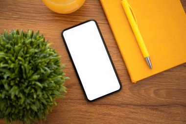 dokunmatik telefon ile izole sarı ofis masası ekranda