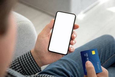 telefon ile izole perde ve bir kredi kartı holding erkek eller