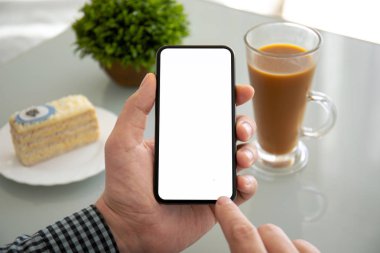 telefon ile izole perde tablosunun üstünde bir kafede holding erkek eller