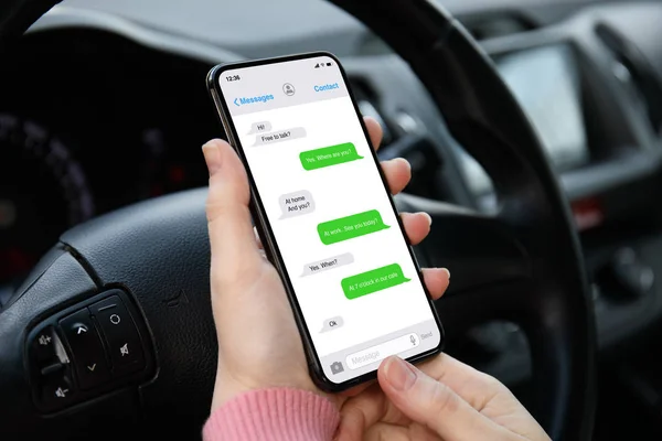 Kvinnor Händer Håller Telefonen Med Appen Messenger Skärmen Bilen — Stockfoto