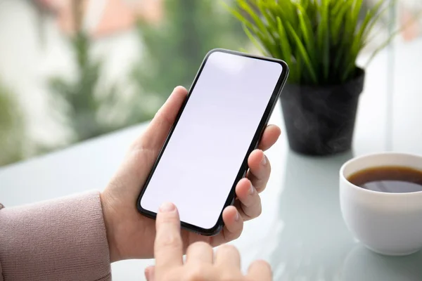 Frauenhände Halten Telefon Mit Isoliertem Bildschirm Einem Sommercafé — Stockfoto