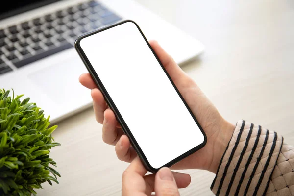 Frauenhände Halten Telefon Mit Isoliertem Bildschirm Über Dem Tisch Büro — Stockfoto