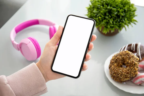 Kvinnliga Händer Håller Telefonen Med Isolerade Skärm Ovanför Tabellen Med — Stockfoto