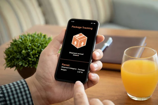 Tangan Laki Laki Memegang Telepon Dengan Aplikasi Pelacakan Paket Pengiriman — Stok Foto