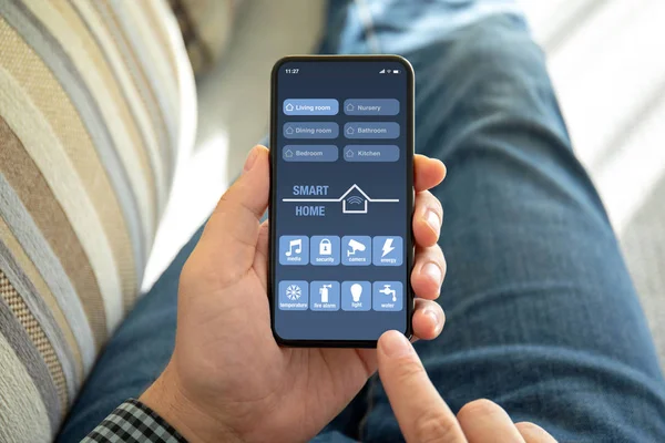 Férfi Kezei Telefon App Intelligens Otthon Képernyőn Szoba Kanapéval — Stock Fotó