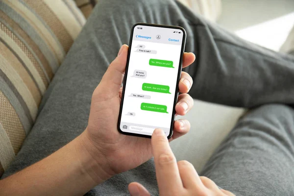Männliche Hände Halten Telefon Mit App Messenger Auf Dem Bildschirm — Stockfoto