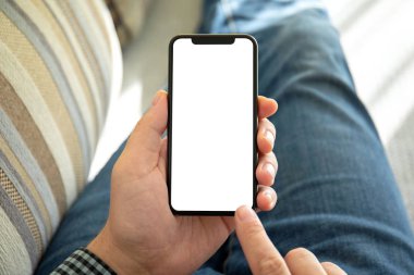 kanepede odadaki telefon ile izole perde holding erkek eller