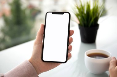 telefon ile izole perde bir yaz kafede tutan eller