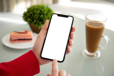bir kafede telefon ile izole perde tablosunun üstünde tutan eller