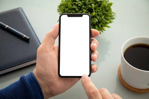 Manos Masculinas Sosteniendo Teléfono Con Pantalla Aislada Sobre Mesa Oficina — Foto de Stock