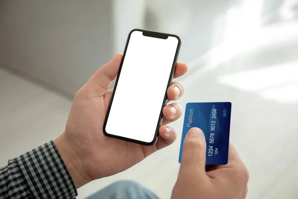 Чоловічі Руки Тримають Телефон Ізольованим Екраном Кредитною Карткою — стокове фото