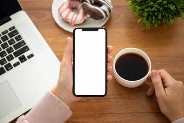 Manos Femeninas Sosteniendo Teléfono Con Pantalla Aislada Encima Mesa Oficina — Foto de Stock