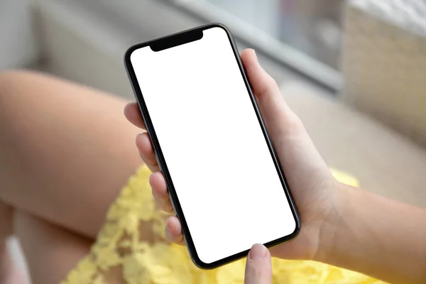 Жіночі Руки Жовтій Сукні Тримає Телефон Ізольованим Екраном — стокове фото