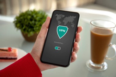 özel ağın korunması için VPN uygulamalı kadın el telefonu oluşturma protokolleri 