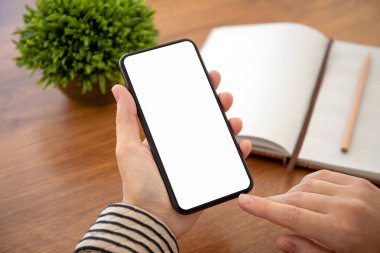 ofiste telefon ile izole perde tablosunun üstünde tutan eller