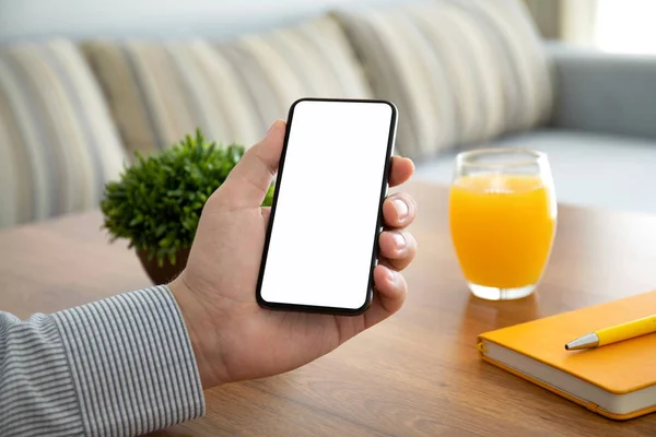 Mannelijke Handen Met Telefoon Met Geïsoleerde Scherm Boven Tabel Kamer — Stockfoto