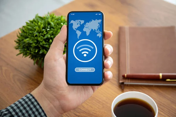 Männliche Hände Halten Telefon Mit App Wifi Connect Auf Dem — Stockfoto