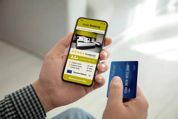 Mandlige Hænder Holder Telefonen Med App Hotel Booking Skærmen Kreditkort - Stock-foto