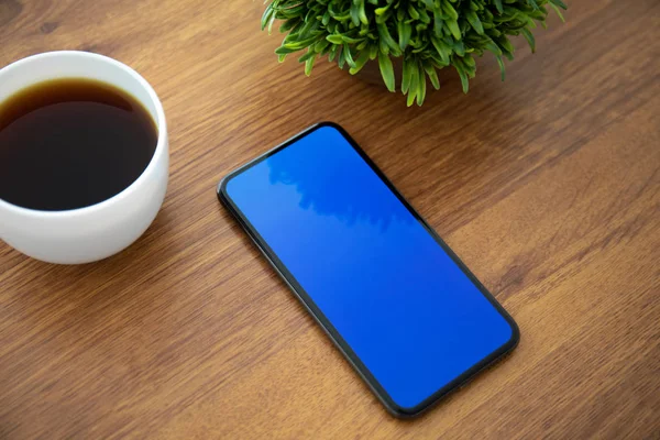 Teléfono Táctil Con Pantalla Azul Está Sobre Mesa Oficina —  Fotos de Stock