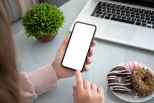 Manos Femeninas Sosteniendo Teléfono Con Pantalla Aislada Encima Mesa Oficina —  Fotos de Stock