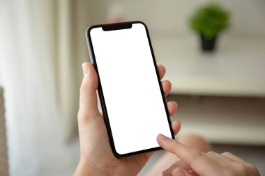 evde odada telefon ile izole perde tutan eller